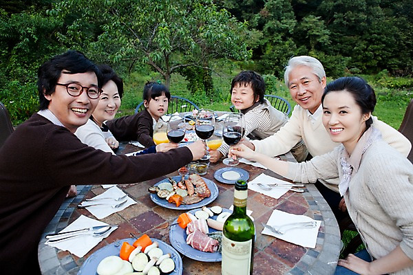 포토 JPG 주간 나무 식물 라이프스타일 그릇 식기 접시 여자 할아버지 노년 남자 안경 할머니 초등학생 어린이 음식 포크 채소 와인잔 의자 가족 탁자 엄마 손자 손녀 잔 산 대가족 육류 미소 웃음 사람 앉기 동양인 손짓 소녀 소년 잔디 여러명 상반신 야외 라이프 부모 와인 정원 식사 주스 한국인 자녀 소시지 아빠 나이프 오렌지주스 상차림 바비큐 구이 삼대 건배 냅킨 국내포토 자연요소 학생 잡화 음료 가구 다수 술잔 식재료 관계 모션 주류 표정 인종 성인 생활 가공식품 칼 과일주스 손주 파일형식