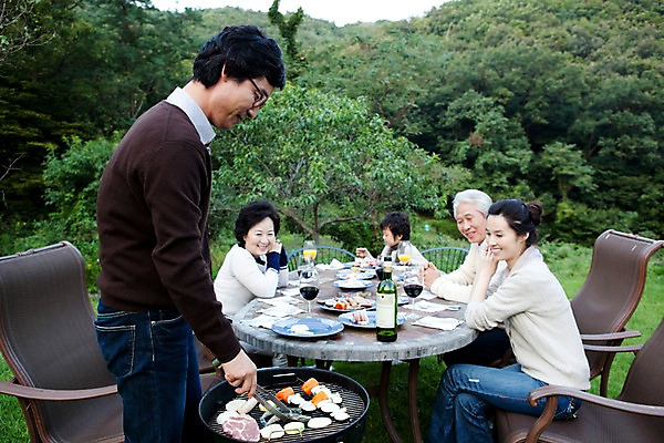 포토 JPG 주간 나무 라이프스타일 그릇 접시 여자 할아버지 노년 남자 안경 할머니 초등학생 어린이 음식 와인잔 의자 가족 탁자 손자 손녀 잔 산 대가족 서기 미소 웃음 사람 앉기 동양인 소녀 소년 잔디 여러명 상반신 야외 라이프 부모 와인 정원 식사 한국인 자녀 그릴 상차림 구이 삼대 국내포토 자연요소 식물 학생 식기 잡화 가구 다수 술잔 관계 모션 주방용품 주류 표정 인종 성인 생활 손주 파일형식