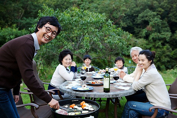 포토 JPG 주간 나무 식물 라이프스타일 그릇 접시 여자 할아버지 노년 남자 안경 할머니 초등학생 어린이 음식 와인잔 의자 가족 탁자 엄마 손자 손녀 잔 산 대가족 서기 미소 웃음 사람 앉기 동양인 소녀 소년 잔디 여러명 상반신 야외 라이프 부모 와인 정원 식사 한국인 자녀 아빠 그릴 상차림 바비큐 구이 삼대 국내포토 자연요소 학생 식기 잡화 가구 다수 술잔 관계 모션 주방용품 주류 표정 인종 성인 생활 손주 파일형식