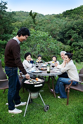 포토 JPG 주간 전신 나무 식물 라이프스타일 그릇 접시 여자 할아버지 노년 남자 안경 할머니 초등학생 어린이 음식 와인잔 의자 가족 탁자 엄마 손자 손녀 잔 산 대가족 서기 사람 앉기 동양인 소녀 소년 잔디 여러명 야외 라이프 부모 와인 정원 식사 한국인 자녀 아빠 그릴 상차림 바비큐 구이 삼대 국내포토 자연요소 학생 식기 잡화 가구 다수 술잔 관계 모션 주방용품 주류 인종 성인 생활 손주 파일형식