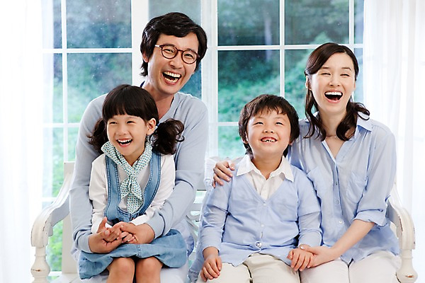 포토 JPG 라이프스타일 여자 남자 안경 초등학생 어린이 포즈 의자 창문 가족 엄마 실내 미소 웃음 사람 앉기 동양인 소녀 소년 여러명 상반신 라이프 부모 한국인 자녀 아빠 가족사진 국내포토 학생 잡화 가구 다수 관계 모션 표정 인종 내부 생활 파일형식 단체사진