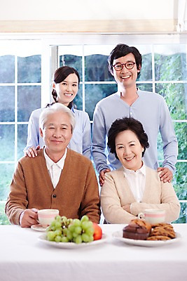 포토 JPG 라이프스타일 그릇 접시 여자 할아버지 노년 남자 안경 할머니 커피 음식 포즈 과일 창문 가족 식탁 탁자 엄마 디저트 대가족 실내 서기 미소 웃음 사람 앉기 동양인 여러명 상반신 라이프 부모 쿠키 과자 식사 한국인 자녀 커튼 아빠 차 커피잔 청포도 머핀 국내포토 식기 잡화 음료 빵 가구 다수 관계 모션 포도 잔 표정 인종 성인 내부 생활 파일형식