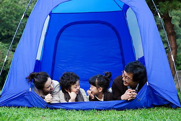 포토 JPG 주간 나무 식물 라이프스타일 여자 남자 초등학생 어린이 엎드리기 여행 가족 엄마 남편 텐트 미소 웃음 사람 동양인 소녀 소년 잔디 여러명 야외 라이프 부모 소풍 캠핑 한국인 자녀 아내 아빠 국내포토 자연요소 학생 다수 관계 모션 레저 표정 캠핑도구 인종 생활 야외활동 파일형식