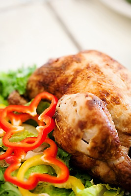 포토 JPG 라이프스타일 음식 피망 파프리카 서양음식 실내 근접촬영 사람없음 아웃포커스 장식 치킨 훈제치킨 국내포토 뷰포인트 채소 촬영기법 내부 생활 닭고기요리 파일형식