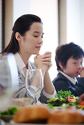 포토 JPG 라이프스타일 여자 남자 초등학생 어린이 음식 와인잔 가족 잔 대가족 실내 사람 앉기 동양인 손짓 소년 상반신 두명 라이프 부모 파티 눈감음 식사 한국인 자녀 기도 어린이만 국내포토 학생 식기 술잔 관계 모션 인종 이벤트 내부 생활 파일형식