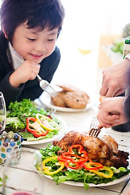 포토 JPG 라이프스타일 그릇 식기 접시 남자 초등학생 어린이 음식 포크 식탁 탁자 실내 한명 미소 웃음 사람 앉기 동양인 소년 상반신 라이프 컵 파티 식사 샐러드 한국인 훈제치킨 남자만 남자한명만 어린이만 소년만 소년한명만 국내포토 1 학생 가구 모션 표정 인종 이벤트 내부 생활 치킨 파일형식
