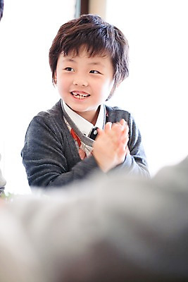 포토 JPG 라이프스타일 남자 초등학생 어린이 실내 한명 미소 웃음 사람 동양인 손짓 소년 상반신 라이프 파티 식사 한국인 축하 박수 남자만 남자한명만 어린이만 소년만 소년한명만 국내포토 1 학생 컨셉 모션 표정 인종 이벤트 내부 생활 파일형식