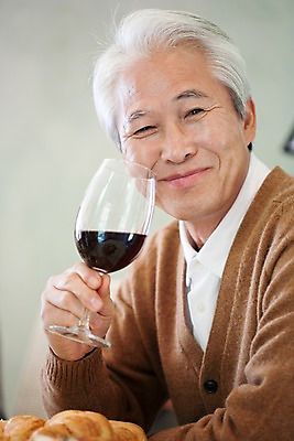 포토 JPG 라이프스타일 할아버지 노년 남자 음식 빵 와인잔 잔 실내 한명 미소 웃음 사람 동양인 상반신 라이프 실버라이프 파티 와인 식사 한국인 실버 노인남자한명만 국내포토 1 식기 술잔 주류 표정 인종 이벤트 성인 내부 생활 남자한명만 노인남자만 파일형식