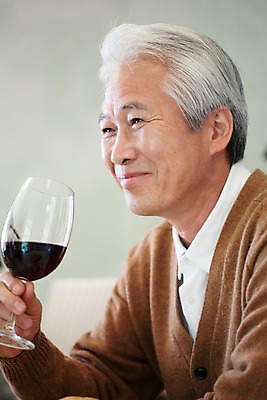 포토 JPG 라이프스타일 할아버지 노년 남자 와인잔 잔 실내 한명 미소 웃음 사람 동양인 상반신 라이프 실버라이프 파티 와인 식사 한국인 실버 노인남자한명만 국내포토 1 식기 술잔 주류 표정 인종 이벤트 성인 내부 생활 남자한명만 노인남자만 파일형식