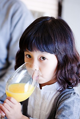 포토 JPG 라이프스타일 여자 초등학생 어린이 잔 실내 한명 사람 동양인 소녀 상반신 라이프 파티 식사 주스 한국인 마시기 여자만 여자한명만 어린이만 소녀만 소녀한명만 국내포토 1 학생 식기 음료 모션 인종 이벤트 내부 생활 파일형식