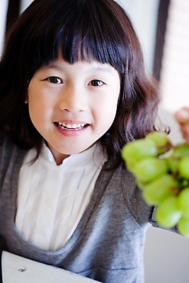 포토 JPG 라이프스타일 여자 초등학생 어린이 과일 포도 실내 한명 미소 웃음 사람 앉기 동양인 소녀 상반신 라이프 파티 식사 한국인 청포도 여자만 여자한명만 어린이만 소녀만 소녀한명만 국내포토 1 학생 모션 표정 인종 이벤트 내부 생활 파일형식