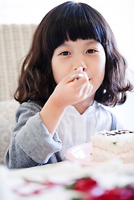 포토 JPG 라이프스타일 그릇 접시 여자 초등학생 어린이 음식 포크 디저트 실내 한명 사람 앉기 소녀 상반신 라이프 파티 케이크 식사 한국인 여자만 여자한명만 어린이만 소녀만 소녀한명만 국내포토 1 학생 식기 모션 동양인 이벤트 내부 생활 파일형식