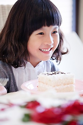 포토 JPG 라이프스타일 그릇 접시 여자 초등학생 어린이 음식 포크 디저트 실내 한명 사람 앉기 소녀 상반신 라이프 파티 케이크 식사 한국인 여자만 여자한명만 어린이만 소녀만 소녀한명만 국내포토 1 학생 식기 모션 동양인 이벤트 내부 생활 파일형식