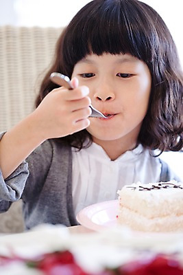 포토 JPG 라이프스타일 그릇 접시 여자 초등학생 어린이 음식 포크 디저트 실내 한명 사람 앉기 소녀 상반신 라이프 파티 케이크 식사 한국인 여자만 여자한명만 어린이만 소녀만 소녀한명만 국내포토 1 학생 식기 모션 동양인 이벤트 내부 생활 파일형식