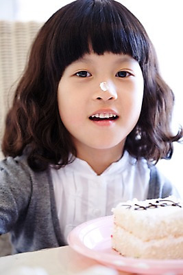 포토 JPG 라이프스타일 그릇 접시 여자 초등학생 어린이 음식 디저트 실내 한명 사람 앉기 소녀 상반신 라이프 파티 케이크 식사 한국인 여자만 여자한명만 어린이만 소녀만 소녀한명만 국내포토 1 학생 식기 모션 동양인 이벤트 내부 생활 파일형식