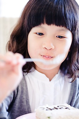 포토 JPG 라이프스타일 그릇 접시 여자 초등학생 어린이 음식 포크 디저트 실내 한명 사람 앉기 소녀 상반신 라이프 파티 케이크 식사 한국인 여자만 여자한명만 어린이만 소녀만 소녀한명만 국내포토 1 학생 식기 모션 동양인 이벤트 내부 생활 파일형식