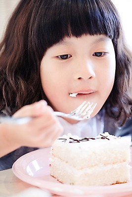 포토 JPG 라이프스타일 그릇 접시 여자 초등학생 어린이 음식 포크 디저트 실내 한명 사람 앉기 소녀 상반신 라이프 파티 케이크 식사 한국인 여자만 여자한명만 어린이만 소녀만 소녀한명만 국내포토 1 학생 식기 모션 동양인 이벤트 내부 생활 파일형식