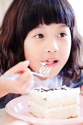 포토 JPG 라이프스타일 그릇 접시 여자 초등학생 어린이 음식 포크 디저트 실내 한명 사람 앉기 소녀 상반신 라이프 파티 케이크 식사 한국인 여자만 여자한명만 어린이만 소녀만 소녀한명만 국내포토 1 학생 식기 모션 동양인 이벤트 내부 생활 파일형식