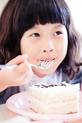 포토 JPG 라이프스타일 그릇 접시 여자 초등학생 어린이 음식 포크 디저트 실내 한명 사람 앉기 소녀 상반신 라이프 파티 케이크 식사 한국인 여자만 여자한명만 어린이만 소녀만 소녀한명만 국내포토 1 학생 식기 모션 동양인 이벤트 내부 생활 파일형식