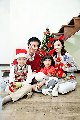 포토 JPG 전신 라이프스타일 여자 기념일 남자 초등학생 어린이 인형 크리스마스장식 크리스마스 거실 가족 지팡이 엄마 조명 양말 실내 미소 웃음 사람 앉기 동양인 소녀 소년 여러명 라이프 장식 부모 크리스마스트리 파티 한국인 자녀 아빠 토끼인형 루돌프머리띠 국내포토 학생 다수 관계 모션 표정 인종 이벤트 내부 생활 토끼 머리띠 파일형식