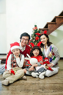 포토 JPG 전신 라이프스타일 여자 기념일 남자 초등학생 어린이 인형 크리스마스장식 크리스마스 거실 가족 지팡이 엄마 조명 양말 실내 미소 웃음 사람 앉기 동양인 소녀 소년 여러명 라이프 장식 부모 크리스마스트리 파티 한국인 자녀 아빠 토끼인형 루돌프머리띠 국내포토 학생 다수 관계 모션 표정 인종 이벤트 내부 생활 토끼 머리띠 파일형식