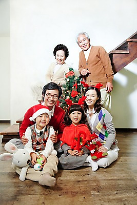 포토 JPG 전신 라이프스타일 여자 기념일 할아버지 노년 남자 할머니 초등학생 어린이 인형 크리스마스장식 크리스마스 거실 가족 눈사람 지팡이 엄마 손자 손녀 조명 양말 대가족 실내 미소 웃음 사람 앉기 동양인 소녀 소년 여러명 라이프 장식 부모 크리스마스트리 파티 한국인 자녀 아빠 토끼인형 루돌프머리띠 국내포토 학생 다수 관계 모션 표정 인종 이벤트 성인 내부 생활 토끼 머리띠 손주 파일형식