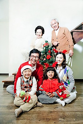 포토 JPG 전신 라이프스타일 여자 기념일 할아버지 노년 남자 할머니 초등학생 어린이 인형 크리스마스장식 크리스마스 거실 가족 눈사람 지팡이 엄마 손자 손녀 조명 양말 대가족 실내 미소 웃음 사람 앉기 동양인 소녀 소년 여러명 라이프 장식 부모 크리스마스트리 파티 한국인 자녀 아빠 토끼인형 루돌프머리띠 국내포토 학생 다수 관계 모션 표정 인종 이벤트 성인 내부 생활 토끼 머리띠 손주 파일형식