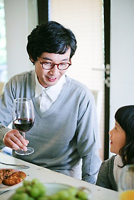 포토 JPG 라이프스타일 그릇 접시 여자 남자 안경 초등학생 어린이 음식 와인잔 창문 가족 식탁 탁자 디저트 잔 대가족 실내 사람 앉기 동양인 소녀 상반신 두명 라이프 부모 파티 쿠키 과자 와인 식사 한국인 자녀 아빠 국내포토 학생 식기 잡화 가구 술잔 관계 모션 주류 인종 이벤트 내부 생활 파일형식