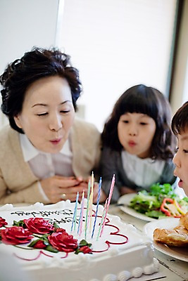 포토 JPG 라이프스타일 여자 남자 초등학생 어린이 음식 초 촛불 가족 식탁 탁자 대가족 실내 사람 앉기 소녀 상반신 라이프 파티 케이크 식사 한국인 생일 생일케이크 어린이만 국내포토 학생 기념일 가구 관계 모션 디저트 동양인 이벤트 내부 생활 파일형식