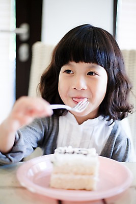 포토 JPG 라이프스타일 그릇 접시 여자 초등학생 어린이 음식 포크 의자 식탁 탁자 디저트 실내 미소 웃음 사람 앉기 소녀 상반신 라이프 파티 케이크 식사 한국인 여자만 어린이만 소녀만 국내포토 학생 식기 가구 모션 표정 동양인 이벤트 내부 생활 파일형식