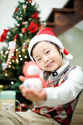 포토 JPG 라이프스타일 기념일 남자 초등학생 어린이 크리스마스장식 크리스마스 거실 산타모자 눈사람 조명 실내 한명 미소 웃음 사람 앉기 동양인 소년 상반신 라이프 크리스마스트리 한국인 주기 남자만 남자한명만 어린이만 소년만 소년한명만 국내포토 모자_잡화 1 학생 모션 표정 인종 이벤트 내부 생활 파일형식