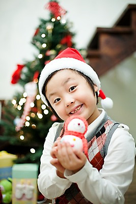 포토 JPG 라이프스타일 기념일 남자 초등학생 어린이 크리스마스장식 크리스마스 거실 산타모자 눈사람 조명 실내 한명 미소 웃음 사람 동양인 소년 상반신 라이프 크리스마스트리 한국인 주기 남자만 남자한명만 어린이만 소년만 소년한명만 국내포토 모자_잡화 1 학생 모션 표정 인종 이벤트 내부 생활 파일형식