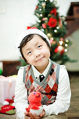 포토 JPG 라이프스타일 기념일 남자 초등학생 어린이 크리스마스장식 크리스마스 거실 산타모자 눈사람 조명 실내 한명 미소 웃음 사람 동양인 소년 상반신 라이프 크리스마스트리 한국인 남자만 남자한명만 어린이만 소년만 소년한명만 국내포토 모자_잡화 1 학생 표정 인종 이벤트 내부 생활 파일형식