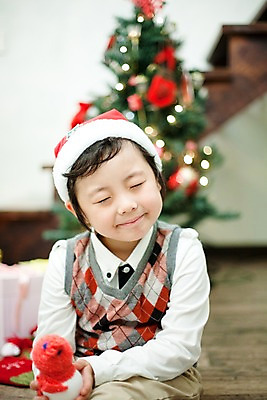 포토 JPG 라이프스타일 기념일 남자 초등학생 어린이 크리스마스장식 크리스마스 거실 산타모자 눈사람 조명 실내 한명 미소 웃음 사람 동양인 소년 상반신 라이프 크리스마스트리 눈감음 한국인 남자만 남자한명만 어린이만 소년만 소년한명만 국내포토 모자_잡화 1 학생 모션 표정 인종 이벤트 내부 생활 파일형식