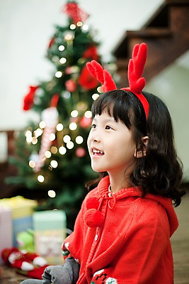 포토 JPG 라이프스타일 여자 기념일 초등학생 어린이 크리스마스장식 크리스마스 거실 조명 실내 선물 한명 미소 웃음 사람 동양인 소녀 상반신 라이프 크리스마스트리 한국인 루돌프머리띠 여자만 여자한명만 어린이만 소녀만 소녀한명만 국내포토 1 학생 표정 인종 이벤트 내부 생활 머리띠 파일형식