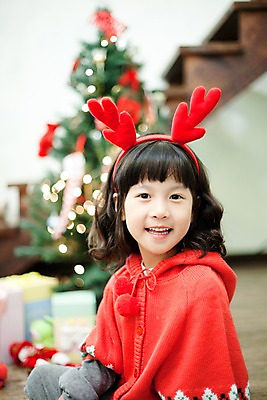포토 JPG 라이프스타일 여자 기념일 초등학생 어린이 크리스마스장식 크리스마스 거실 조명 실내 선물 한명 미소 웃음 사람 동양인 소녀 상반신 라이프 크리스마스트리 한국인 루돌프머리띠 여자만 여자한명만 어린이만 소녀만 소녀한명만 국내포토 1 학생 표정 인종 이벤트 내부 생활 머리띠 파일형식