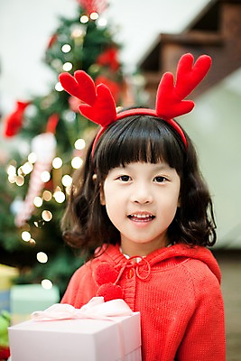 포토 JPG 라이프스타일 여자 기념일 초등학생 어린이 크리스마스장식 크리스마스 거실 조명 실내 선물 한명 미소 웃음 사람 동양인 소녀 상반신 라이프 선물상자 상자 크리스마스트리 한국인 루돌프머리띠 여자만 여자한명만 어린이만 소녀만 소녀한명만 국내포토 1 학생 표정 인종 이벤트 내부 생활 머리띠 파일형식