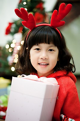 포토 JPG 라이프스타일 여자 기념일 초등학생 어린이 크리스마스장식 크리스마스 거실 조명 실내 선물 한명 미소 웃음 사람 동양인 소녀 상반신 라이프 선물상자 상자 크리스마스트리 한국인 루돌프머리띠 여자만 여자한명만 어린이만 소녀만 소녀한명만 국내포토 1 학생 표정 인종 이벤트 내부 생활 머리띠 파일형식