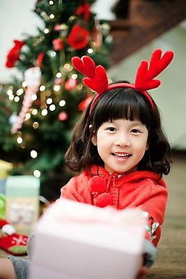 포토 JPG 라이프스타일 여자 기념일 초등학생 어린이 크리스마스장식 크리스마스 거실 조명 실내 선물 한명 미소 웃음 사람 동양인 소녀 상반신 라이프 선물상자 상자 크리스마스트리 한국인 주기 루돌프머리띠 여자만 여자한명만 어린이만 소녀만 소녀한명만 국내포토 1 학생 모션 표정 인종 이벤트 내부 생활 머리띠 파일형식