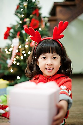 포토 JPG 라이프스타일 여자 기념일 초등학생 어린이 크리스마스장식 크리스마스 거실 조명 실내 선물 한명 미소 웃음 사람 동양인 소녀 상반신 라이프 선물상자 상자 크리스마스트리 한국인 주기 루돌프머리띠 여자만 여자한명만 어린이만 소녀만 소녀한명만 국내포토 1 학생 모션 표정 인종 이벤트 내부 생활 머리띠 파일형식