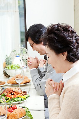 포토 JPG 라이프스타일 그릇 접시 여자 노년 남자 안경 할머니 음식 빵 과일 가족 식탁 탁자 대가족 실내 사람 앉기 동양인 손짓 상반신 라이프 옆모습 세명 파티 눈감음 식사 한국인 기도 상차림 청포도 훈제치킨 국내포토 식기 잡화 뷰포인트 가구 관계 모션 포도 인종 이벤트 성인 내부 생활 치킨 파일형식