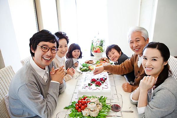 포토 JPG 라이프스타일 그릇 접시 여자 할아버지 노년 남자 안경 할머니 초등학생 어린이 음식 빵 채소 와인잔 의자 창문 가족 방울토마토 식탁 탁자 엄마 손자 손녀 잔 대가족 실내 샌드위치 미소 웃음 사람 앉기 동양인 손짓 소녀 소년 여러명 상반신 라이프 부모 파티 케이크 와인 식사 샐러드 한국인 자녀 생일 아빠 건배 훈제치킨 생일상 국내포토 학생 식기 잡화 기념일 가구 다수 토마토 술잔 관계 모션 디저트 주류 표정 인종 이벤트 성인 내부 생활 치킨 손주 파일형식