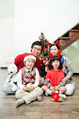 포토 JPG 전신 라이프스타일 여자 남자 안경 초등학생 어린이 인형 크리스마스장식 크리스마스 거실 산타모자 가족 엄마 양말 대가족 실내 미소 웃음 사람 앉기 동양인 소녀 소년 여러명 라이프 장식 부모 크리스마스트리 파티 한국인 자녀 아빠 토끼인형 루돌프머리띠 국내포토 모자_잡화 학생 잡화 기념일 다수 관계 모션 표정 인종 이벤트 내부 생활 토끼 머리띠 파일형식