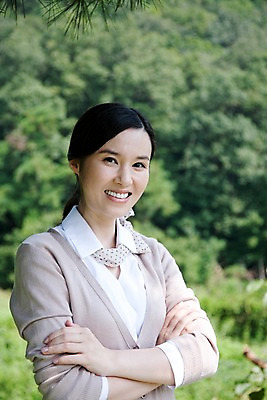 포토 JPG 주간 나무 식물 라이프스타일 여자 여유 포즈 휴식 산 한명 미소 웃음 사람 동양인 손짓 상반신 20대 성인 취미 야외 라이프 한국인 여자만 여자한명만 성인여자만 청년만 청년여자만 성인한명만 청년여자한명만 성인여자한명만 성인만 국내포토 자연요소 1 감정 컨셉 모션 표정 인종 청년 생활 파일형식