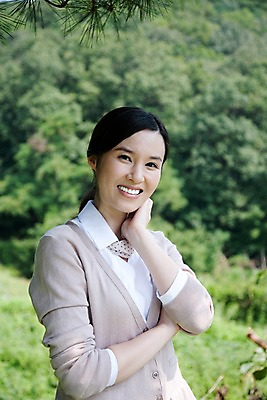 포토 JPG 주간 나무 식물 라이프스타일 여자 여유 휴식 산 한명 미소 웃음 사람 동양인 손짓 상반신 20대 성인 취미 야외 라이프 한국인 여자만 여자한명만 성인여자만 청년만 청년여자만 성인한명만 청년여자한명만 성인여자한명만 성인만 국내포토 자연요소 1 감정 컨셉 모션 표정 인종 청년 생활 파일형식