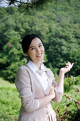 포토 JPG 주간 나무 식물 라이프스타일 여자 여유 휴식 산 한명 서기 미소 웃음 사람 동양인 손짓 상반신 20대 성인 취미 야외 라이프 한국인 여자만 여자한명만 성인여자만 청년만 청년여자만 성인한명만 청년여자한명만 성인여자한명만 성인만 국내포토 자연요소 1 감정 컨셉 모션 표정 인종 청년 생활 파일형식
