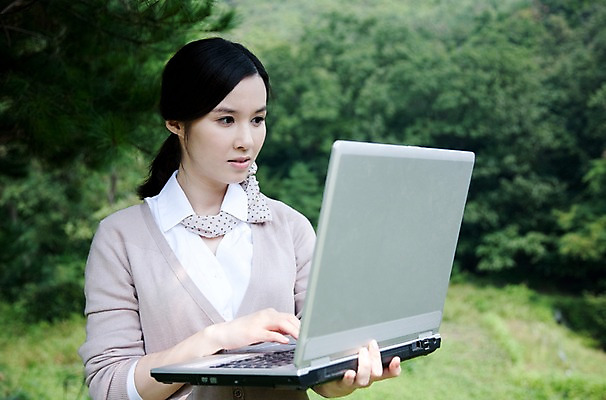 포토 JPG 주간 나무 식물 라이프스타일 여자 비즈니스 산 무표정 한명 사람 동양인 상반신 20대 성인 야외 라이프 노트북 컴퓨터 한국인 비즈니스우먼 숲 여자만 여자한명만 성인여자만 청년만 청년여자만 성인한명만 청년여자한명만 성인여자한명만 성인만 국내포토 자연요소 1 감정 표정 인종 청년 생활 전자제품 직장인 파일형식