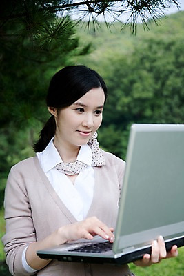 포토 JPG 주간 나무 식물 라이프스타일 여자 비즈니스 산 한명 미소 웃음 사람 동양인 상반신 20대 성인 야외 라이프 노트북 컴퓨터 한국인 비즈니스우먼 숲 여자만 여자한명만 성인여자만 청년만 청년여자만 성인한명만 청년여자한명만 성인여자한명만 성인만 국내포토 자연요소 1 표정 인종 청년 생활 전자제품 직장인 파일형식