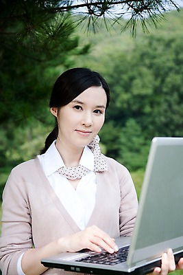 포토 JPG 주간 나무 식물 라이프스타일 여자 비즈니스 산 한명 미소 웃음 사람 동양인 상반신 20대 성인 야외 라이프 노트북 컴퓨터 한국인 비즈니스우먼 숲 여자만 여자한명만 성인여자만 청년만 청년여자만 성인한명만 청년여자한명만 성인여자한명만 성인만 국내포토 자연요소 1 표정 인종 청년 생활 전자제품 직장인 파일형식