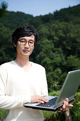 포토 JPG 주간 나무 식물 라이프스타일 남자 안경 비즈니스 하늘 산 무표정 한명 서기 사람 동양인 상반신 20대 성인 야외 라이프 노트북 컴퓨터 한국인 비즈니스맨 숲 남자만 남자한명만 성인남자만 청년만 청년남자만 청년남자한명만 성인한명만 성인남자한명만 성인만 국내포토 자연요소 1 잡화 감정 모션 표정 인종 청년 생활 전자제품 직장인 파일형식